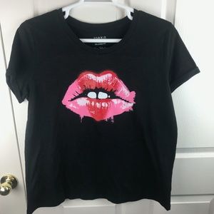 Torrid Short Sleeve T-Shirt Top Lips Black Red Relaxed Fit Size 00